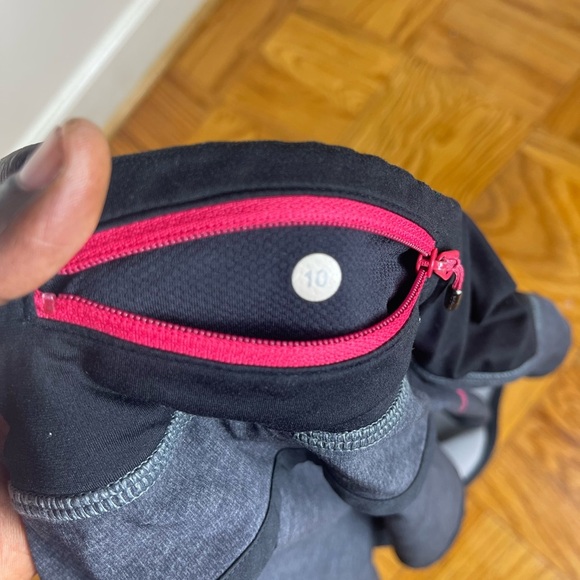 Lululemon Speed Short 2.5” size 10 - Picture 5 of 6